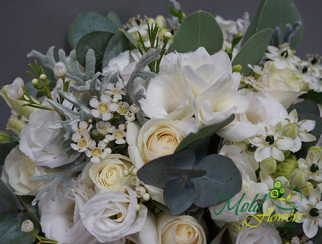Buchet de mireasa cu trandafiri albi, eustoma si eucalipt + butoniera foto